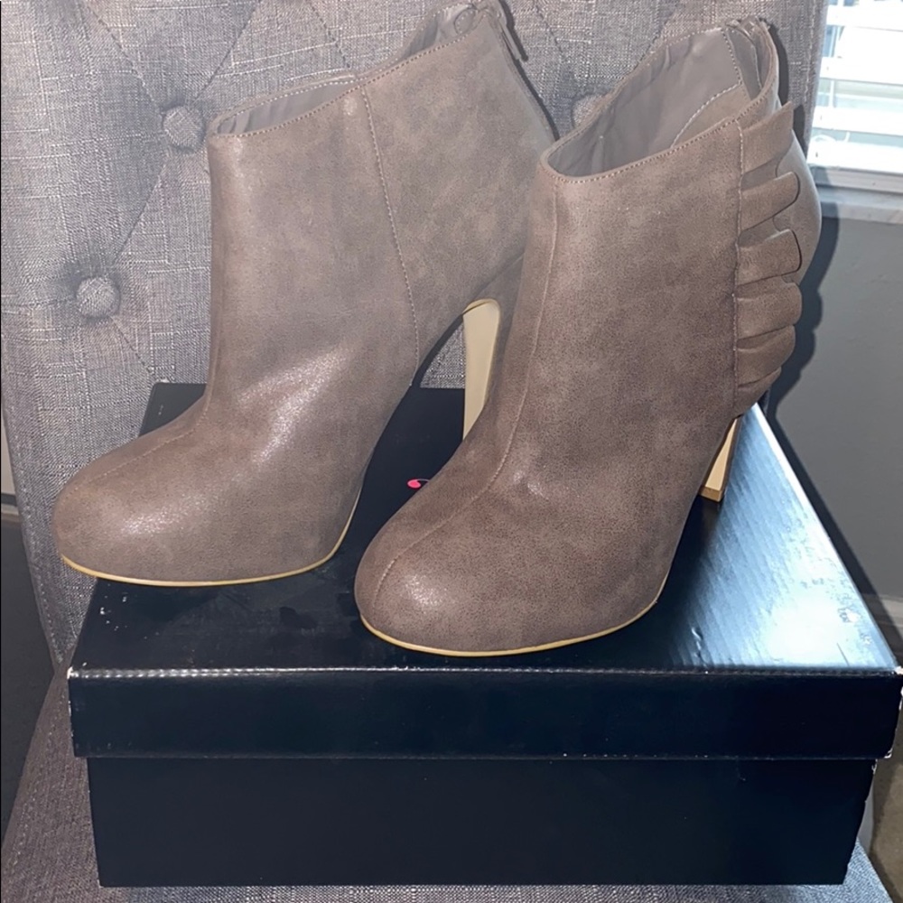 Heel booties